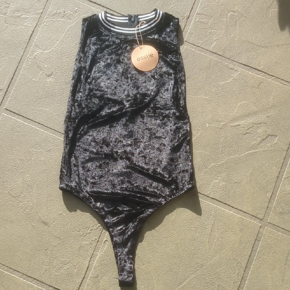 (NEW) ssue Crushed Velvet Bodysuit in Black. Size Medium.Great For Summer 🏝️